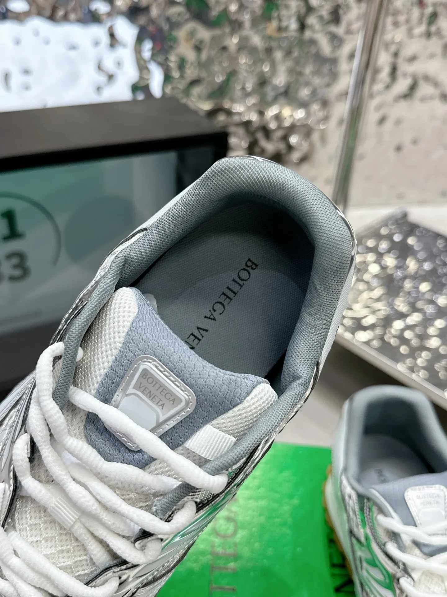 👟👟Ex-factory price 560👟👟 Men ➕20 💰𝐁𝐨𝐭𝐭𝐞𝐠𝐚 𝐕𝐞𝐧𝐞𝐭𝐚 Bodie Home Couple Style 👫BV Sports Shoes Wang Yibo Same Style Casual shoes for couples and dad shoes! Runner sneakers! Original purchase and development! Made of original lightweight technical mesh fabric, the same as the original version! The process is complicated! Paired with a geometric pattern designed rubber outsole, the higher version of the Wang Zha series is actually much taller, but the legs still look slim. Very nice. Durable and durable to play with, standard and version-matching shoe-packing technology. Look for high-end versions. The original outsole is exclusively molded, and the color-blocked TPU outsole is used. The material and weight are the same as the original! Size: Women’s size 35-41 (40 and 41 customized, non-refundable) Men’s size 39-45 (45 customized, non-refundable)
